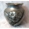 Beau vase ancien en aluminium repoussé 