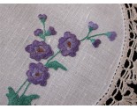 Exquis  napperon de table avec broderies de fleurs Violettes