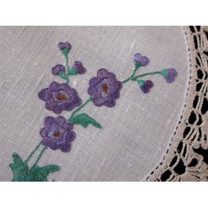 Exquis  napperon de table avec broderies de fleurs Violettes