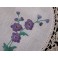 Exquis  napperon de table avec broderies de fleurs Violettes