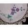 Exquis  napperon de table avec broderies de fleurs Violettes