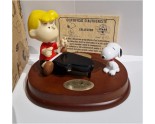 Adorable  PEANUTS SNOOPY JOUANT AU PIANO