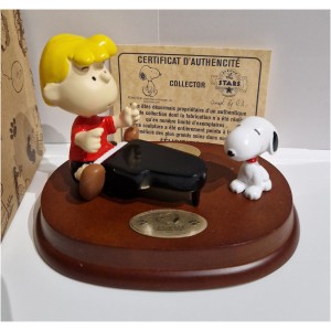 Adorable  PEANUTS SNOOPY JOUANT AU PIANO