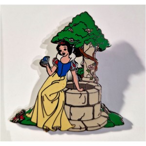 Pin's Blanche Neige très rare dos métal noir