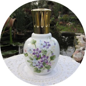 LAMPE BERGER PORCELAINE DE LIMOGES VIOLETTES