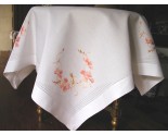 Splendeur de nappe en pur fil, brodée de fleurs de cosmos roses en soie