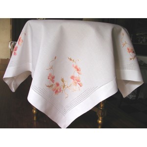 Splendeur de nappe en pur fil, brodée de fleurs de cosmos roses en soie