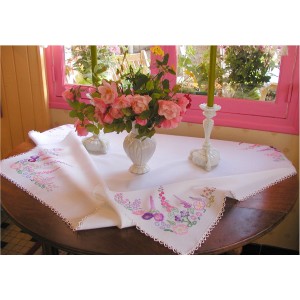 Romantique nappe brodée de fleurs d'été et d’une petite dentelle